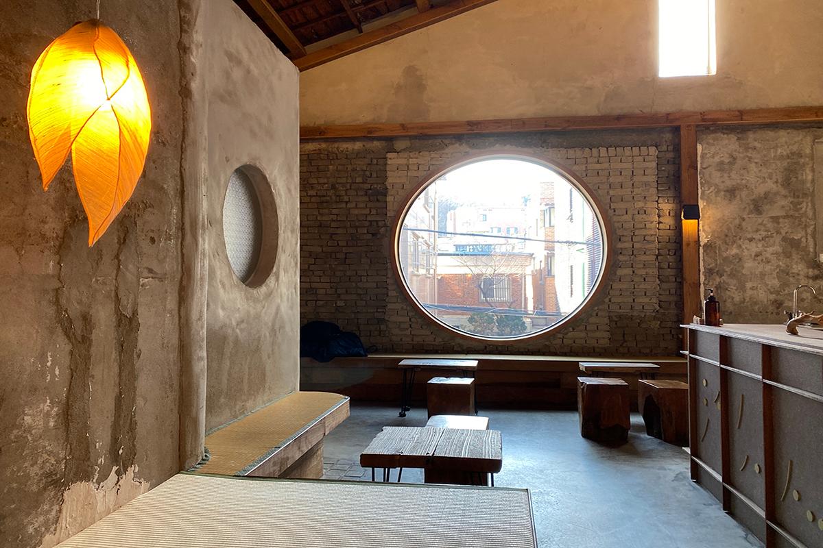 คาเฟ่ย่านชาโรซูกิล: Ongozisin | หน้าต่าง