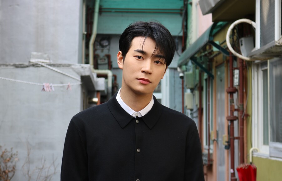 韩剧《语意错误》中，角色身穿休闲服装，展现了搭便车学生的随意形象。