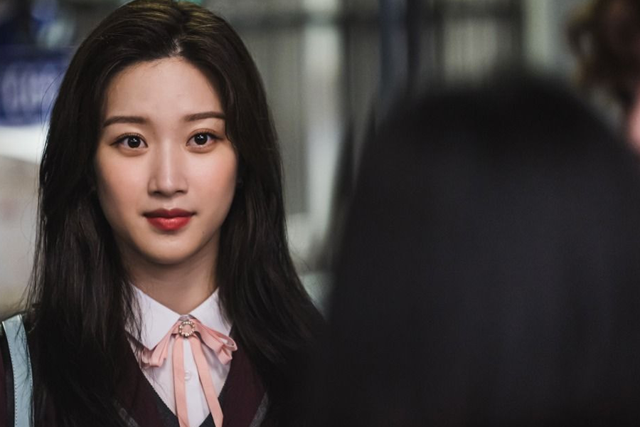 韩剧《女神降临》中的角色穿着校服，展现了校花的风采。