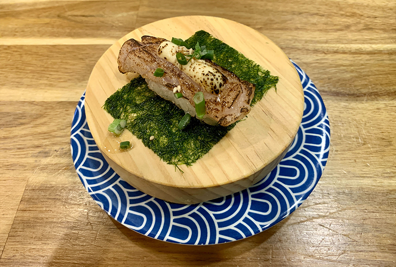 Sushi Nokando的特色菜品——金槍魚壽司，採用海苔與美乃滋調味。