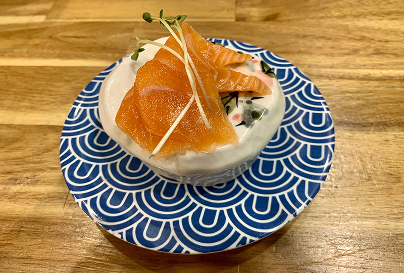 Sushi Nokando菜單上的生魚片，呈現鮮豔的魚肉色澤。