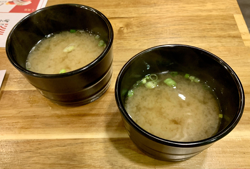 Sushi Nokando餐桌上提供的味增湯兩碗，具吸引力的溫暖和傳統日本風味。