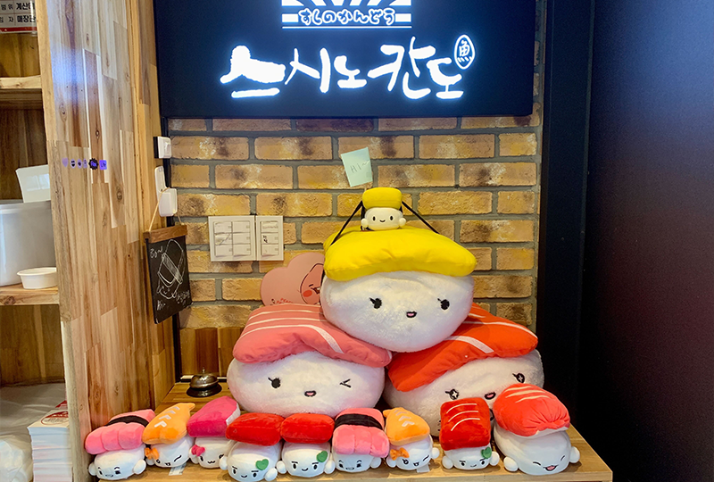 Sushi Nokando壽司店入口處展示的可愛壽司玩偶，營造出濃郁的日式風格。