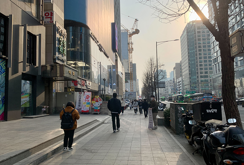 從弘大入口站前往Sushi Nokando的街道，沿途可以看到繁華的市區景象。