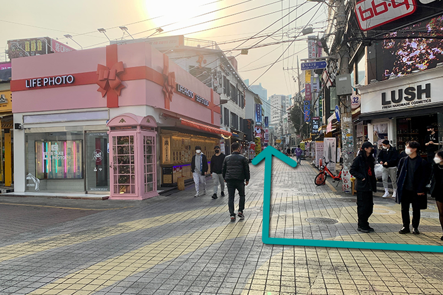 路過LUSH商店並在此處右轉，是前往Sushi Nokando的最後標誌性建築。