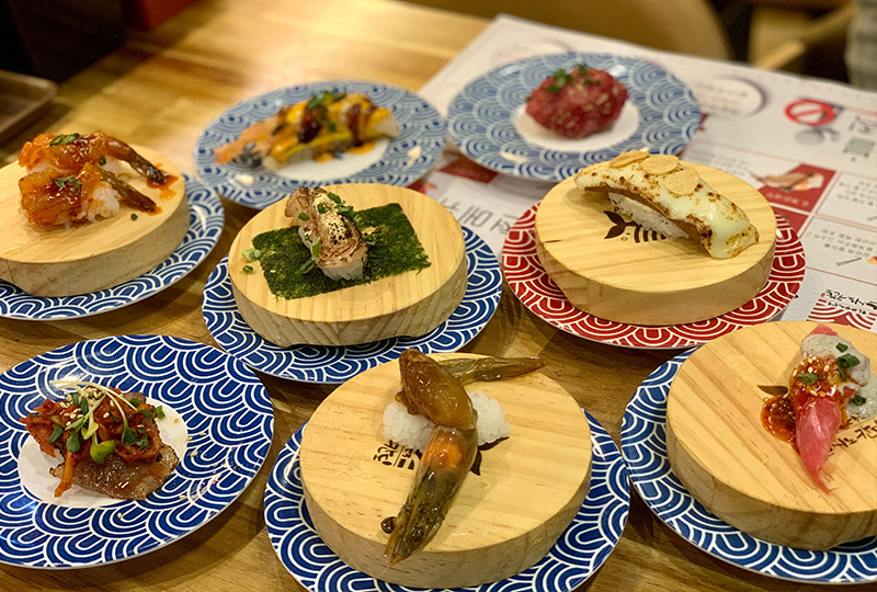 Sushi Nokando提供的多樣壽司，美觀地擺放在不同花紋的餐盤上，呈現誘人色彩。