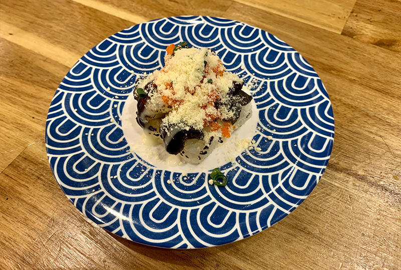 Sushi Nokando推出的烤螺壽司，表面撒有奶酪粉，口感豐富而Q彈。