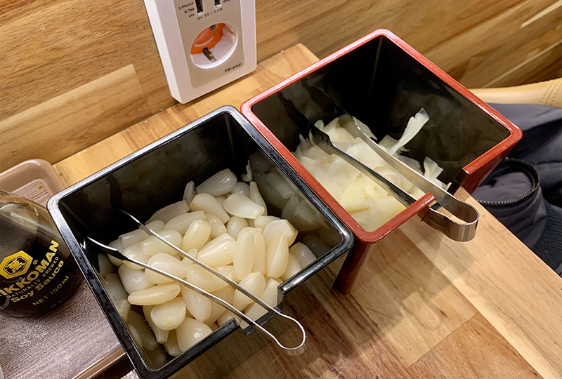 Sushi Nokando餐桌上的糖蒜與薑片，供顧客自行添加到菜餚中。