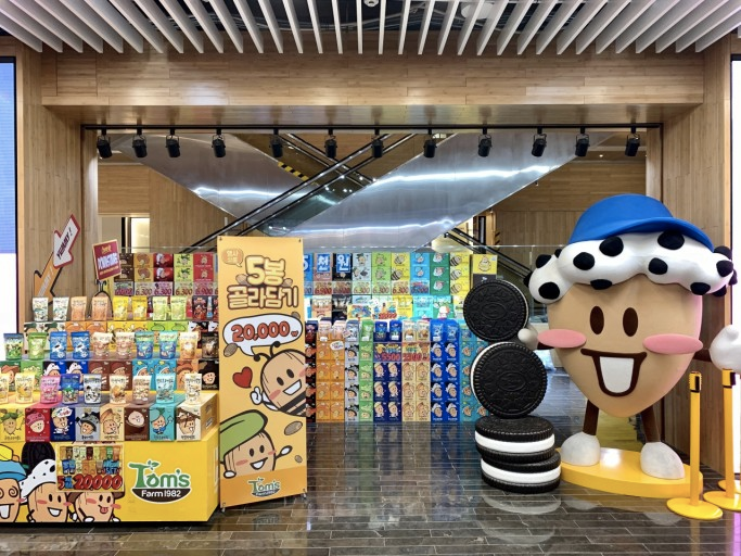 Tom’s Farm 旗艦店內部，展示多樣的HBAF堅果產品與品牌的吉祥物立體形象，營造出品牌的互動與友善形象。