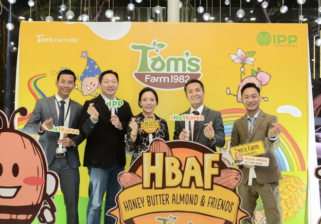 Tom’s Farm 1982活動現場，背景有HBAF標誌，活動氣氛熱絡，展示品牌在推廣活動中的形象塑造。