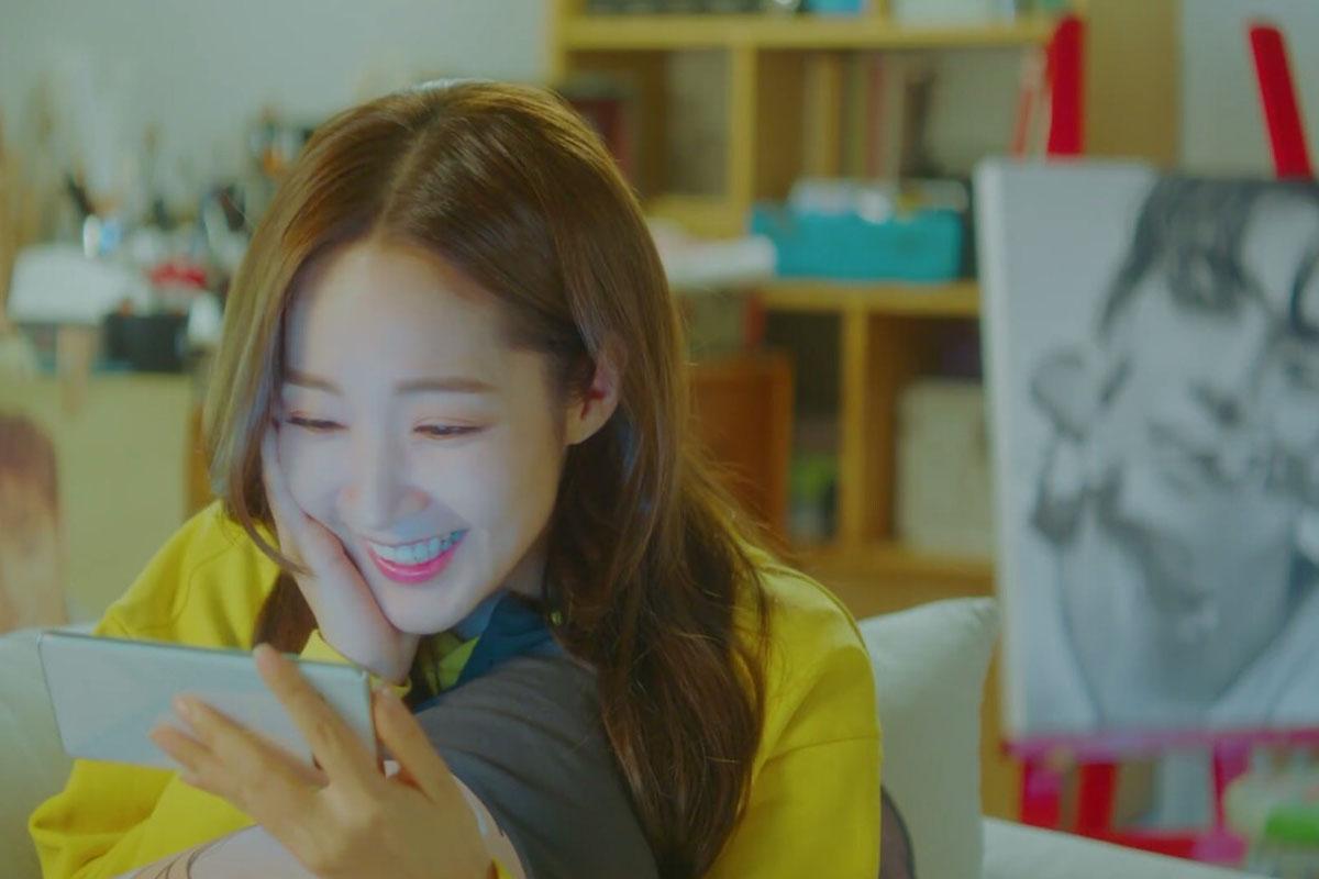 ภาพศิลปะบนผ้าใบในห้องที่มีข้าวของจัดระเบียบหลากสีสันบนหิ้ง