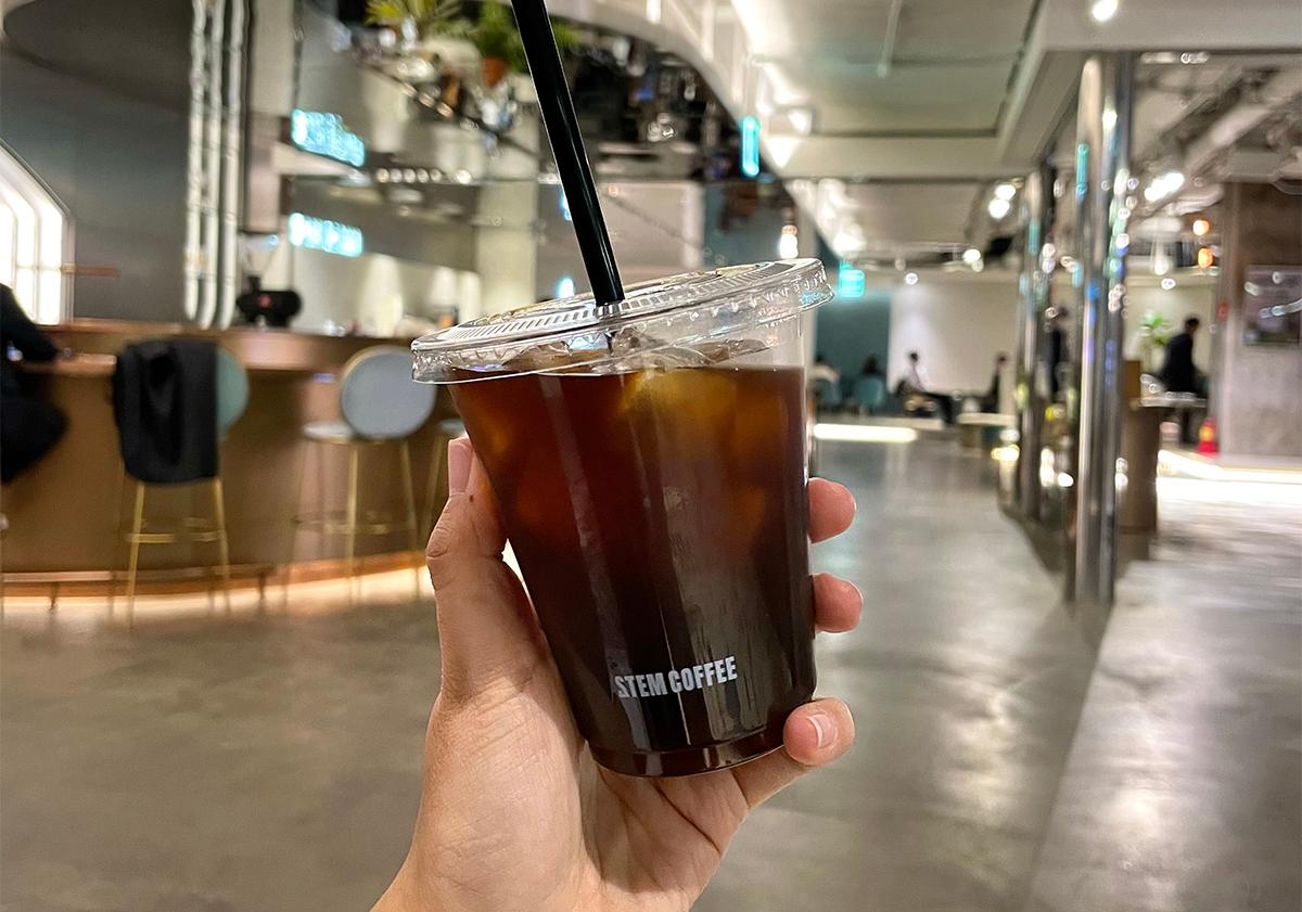 STEM COFFEE的冰美式咖啡和红丝绒蛋糕，摆放在桌上