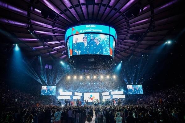 KCON 2022 M COUNTDOWN、コンサート会場で多くの観客がステージを見る