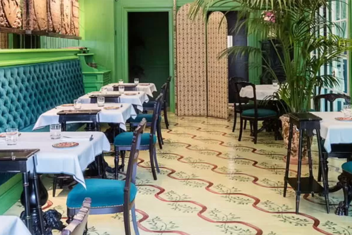 香港Gucci餐廳內部座位和綠色裝飾