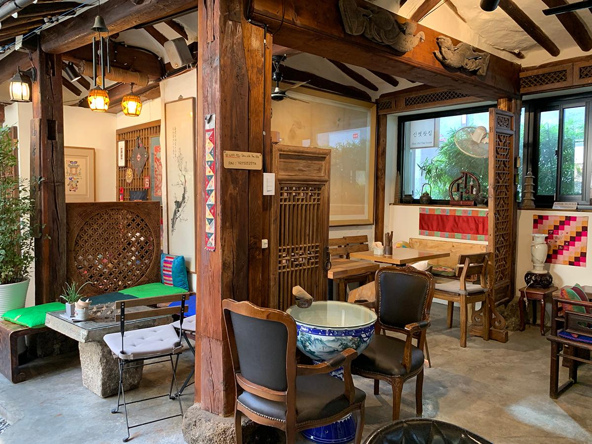 The mismatched furniture of the cafe.