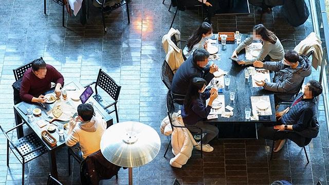 21日から私的な集まり6人→8人…「重病患者が急増、距離置き緩和に限界」