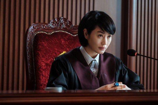 Netflixドラマ『未成年裁判』で判事の役を務めるキム・ヘスを描写したシーン。