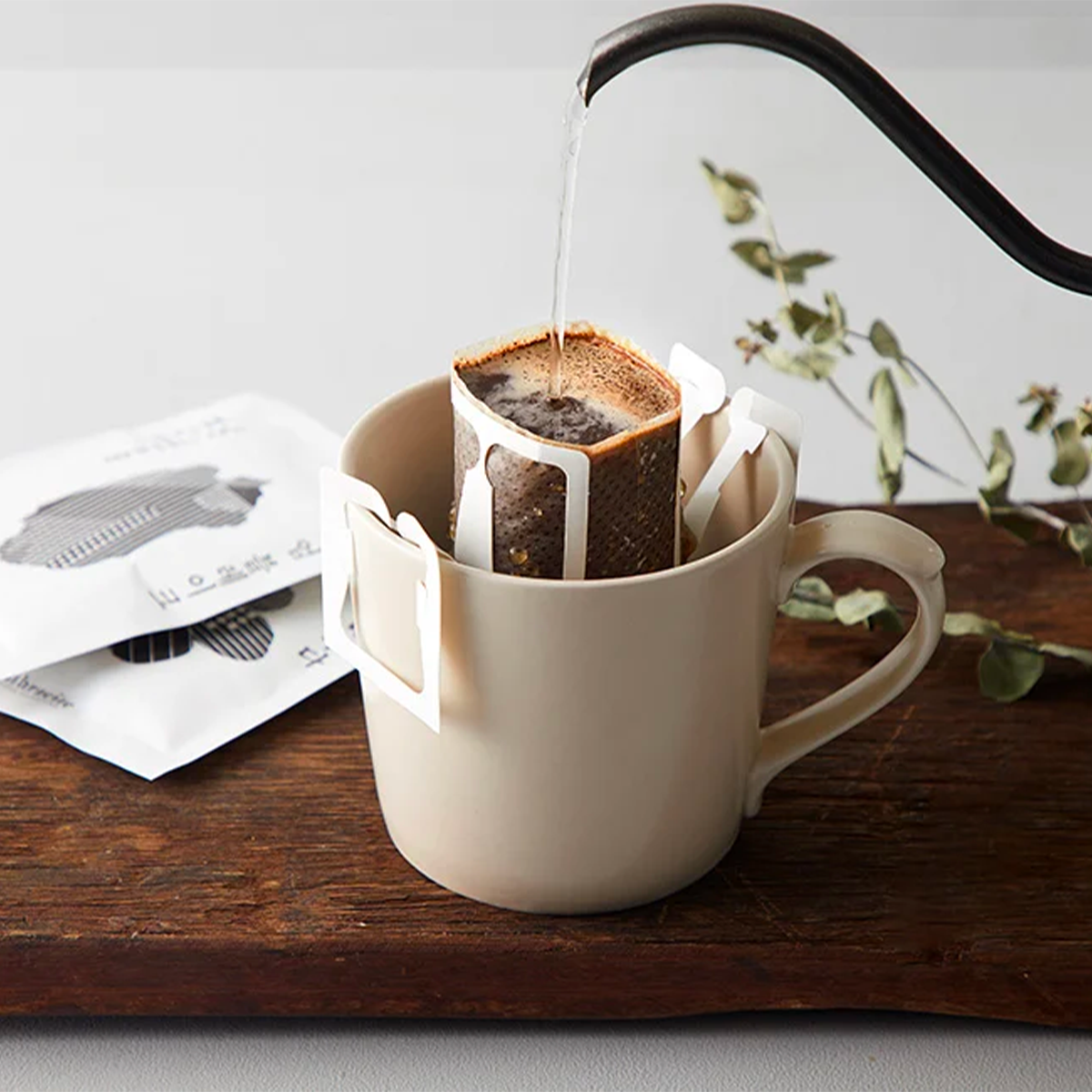 Anthracite濾掛式咖啡包裝，展示韓國品牌的創造力和設計。