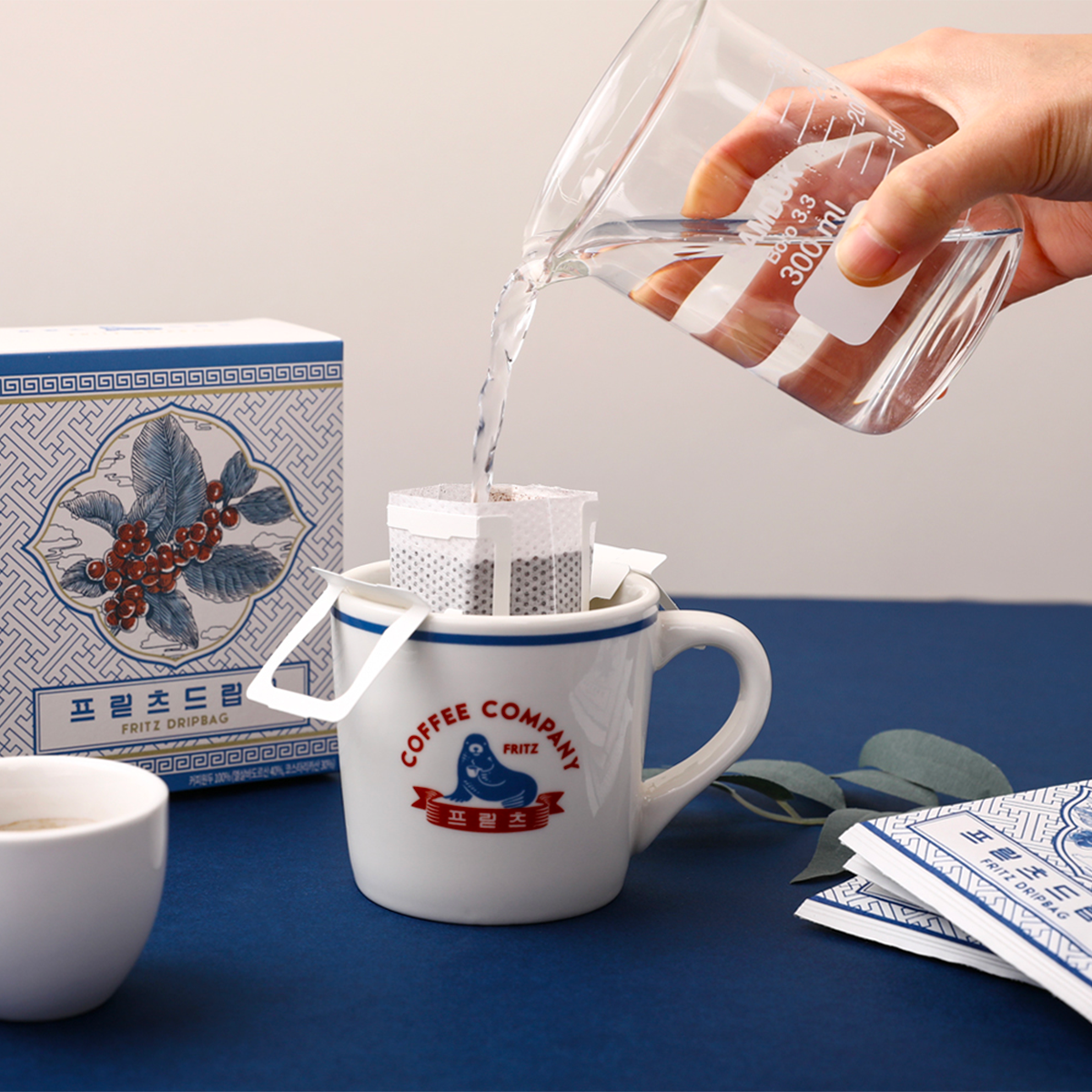 Fritz咖啡的濾掛式咖啡包裝，包含六包入的獨特海豚標誌設計。