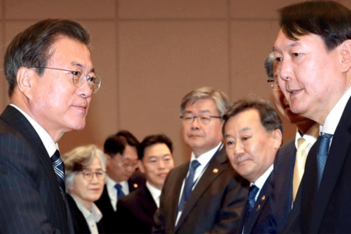 ภาพนักการเมืองของเกาหลีใต้ในชุดสูทยืนคุยกัน