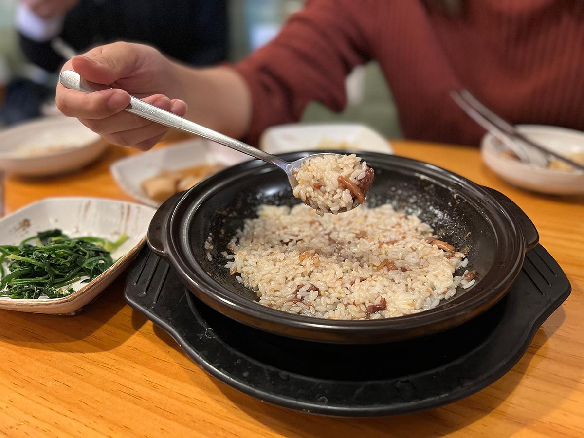 Eating the rice mixed in the short ribs