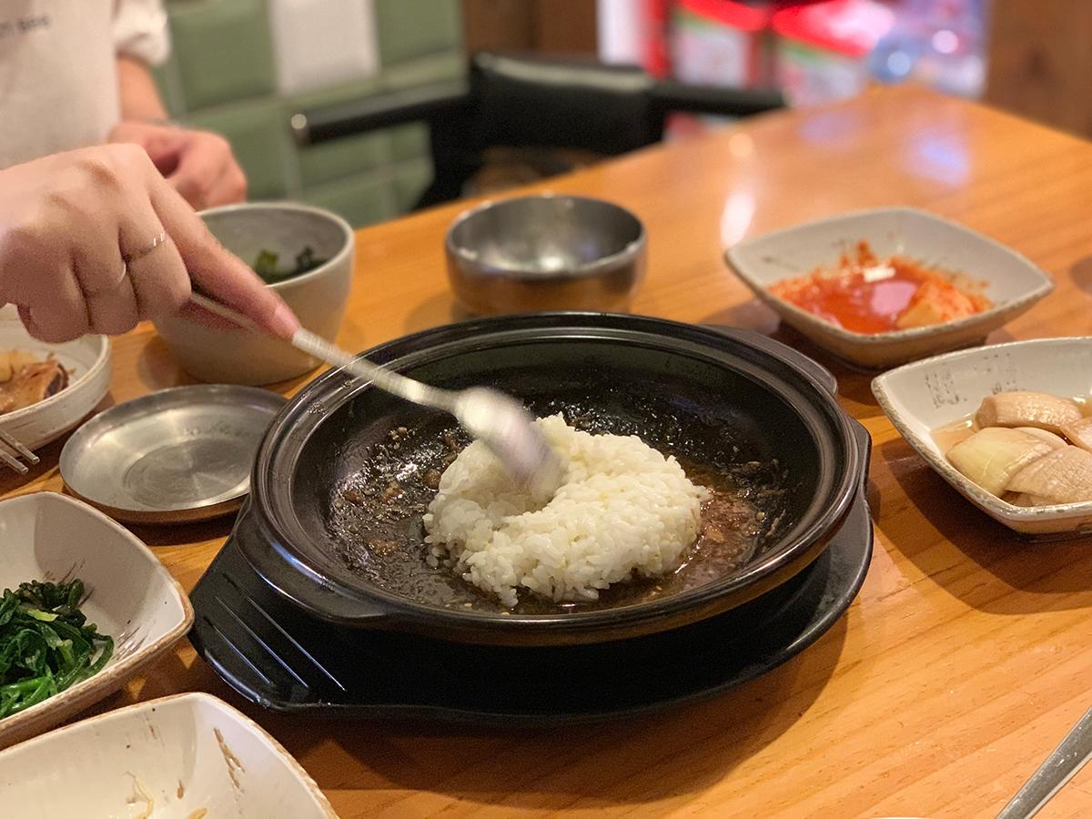 We put the rice in the sauce to make fried rice.