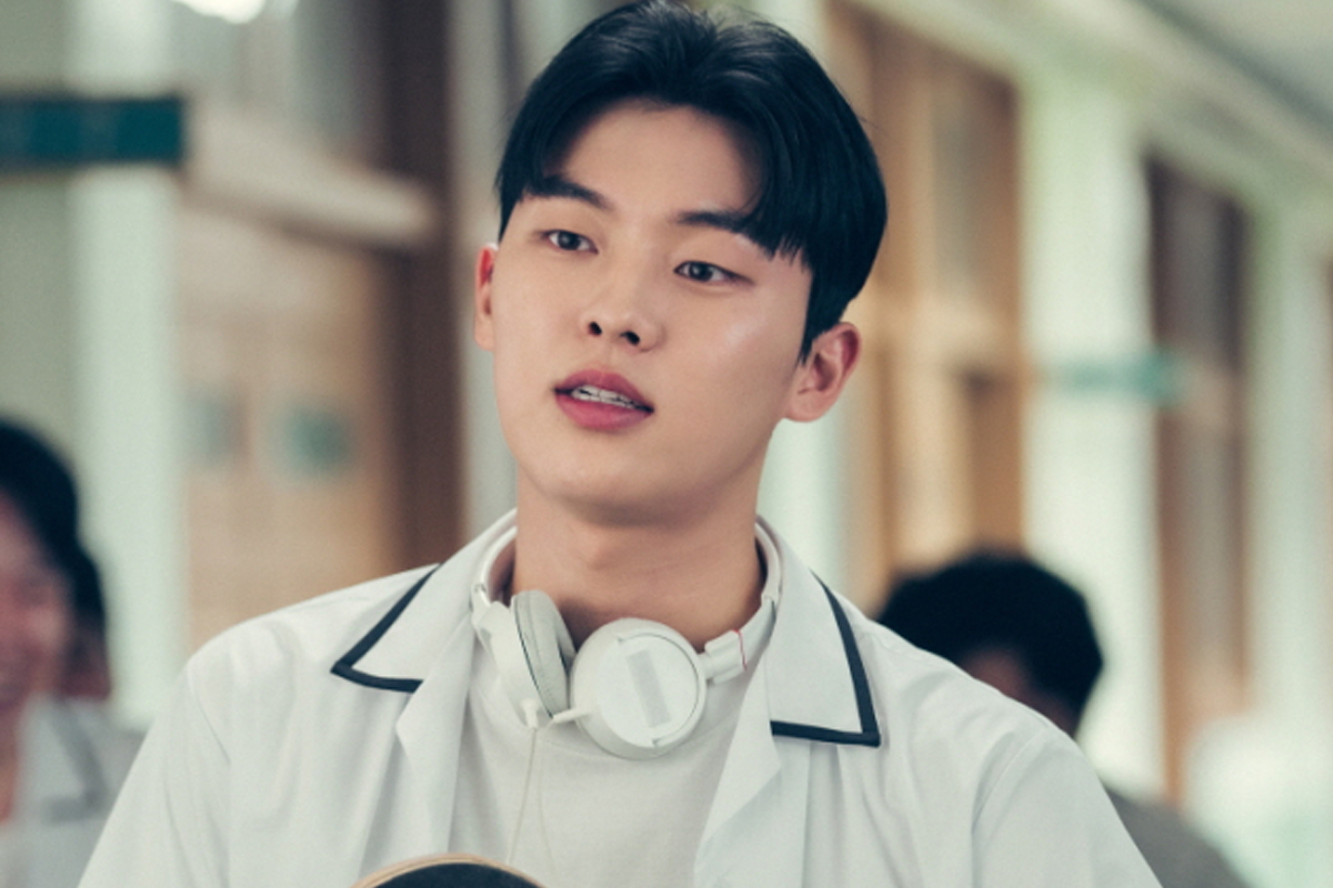 崔顯旭,獲得2022年3月韓國男/女演員品牌評價排名第27位的男演員