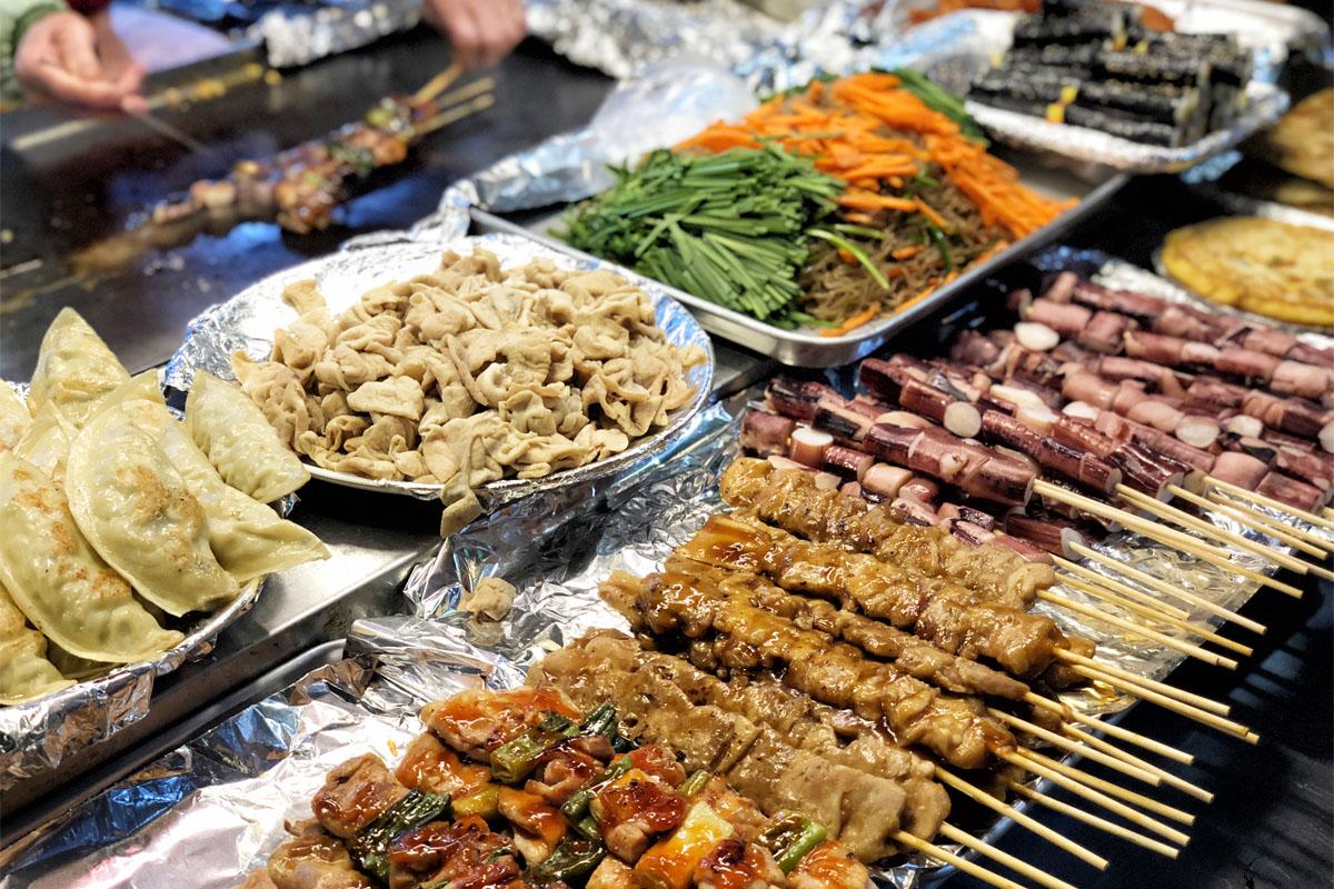 韓国の市場で売られている多様なストリートフード