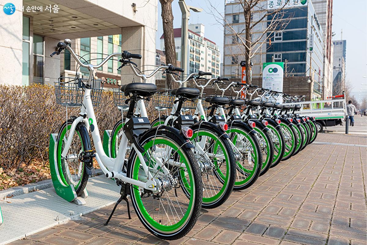 ソウル市内に並ぶタルンイ（公共自転車）ステーションの様子