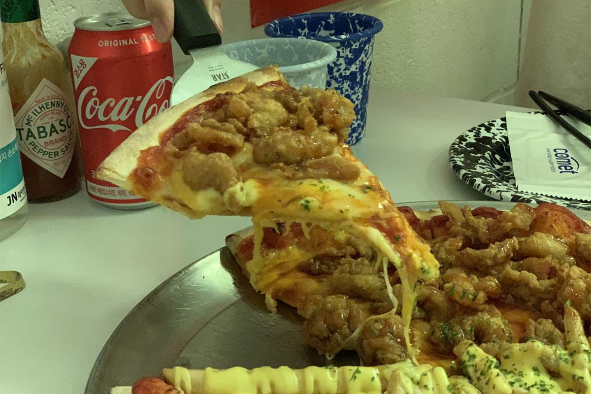 延南洞、延南洞グルメ、延南洞マッチプ、RATTHAT、ピザ、鶏皮揚げピザ、ソウル、ピメク、弘大入口駅