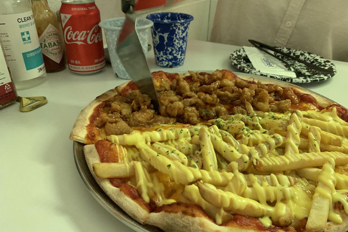  延南洞、延南洞グルメ、延南洞マッチプ、RATTHAT、ピザ、鶏皮揚げピザ、ソウル、ピメク、弘大入口駅