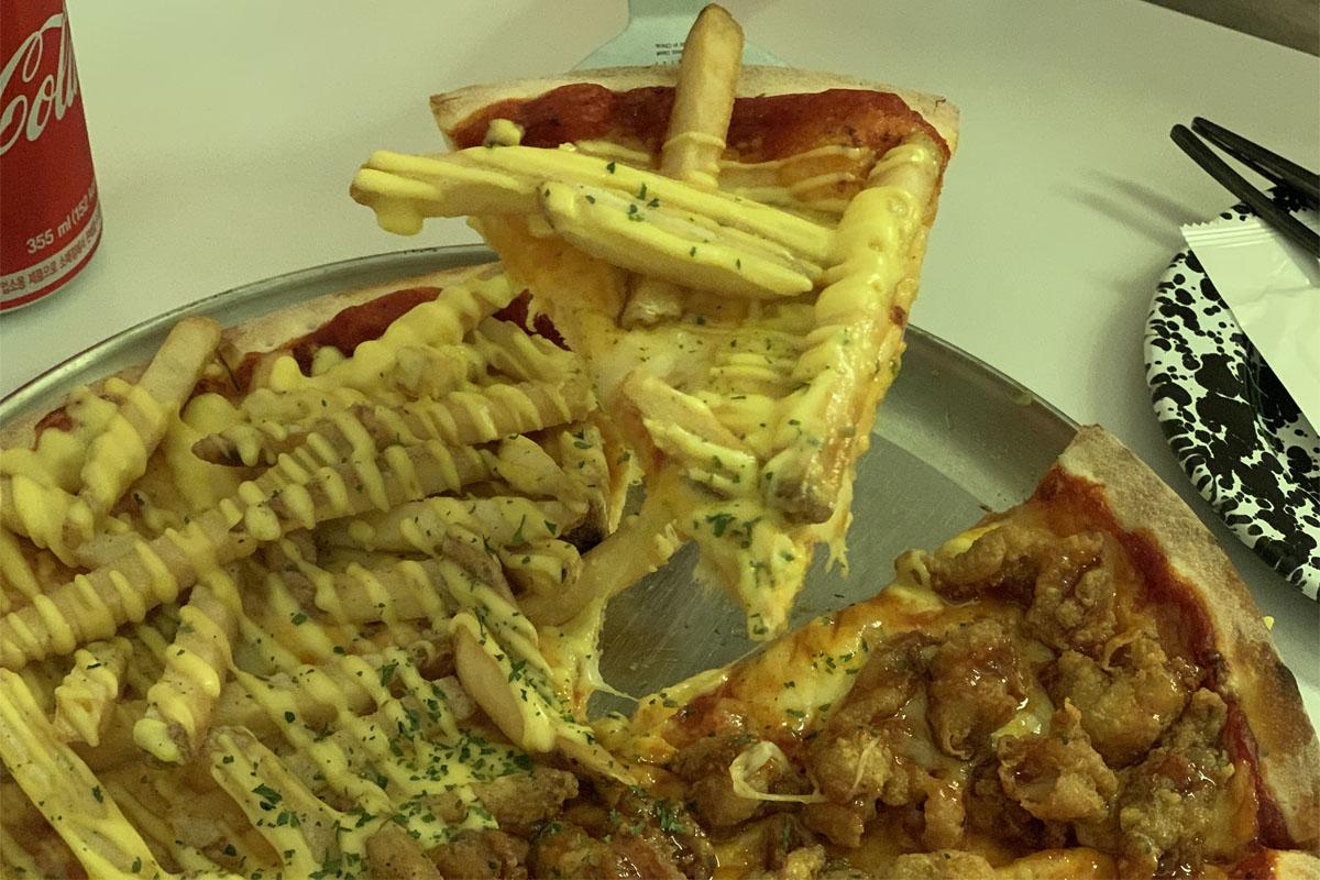 延南洞、延南洞グルメ、延南洞マッチプ、RATTHAT、ピザ、鶏皮揚げピザ、ソウル、ピメク、弘大入口駅