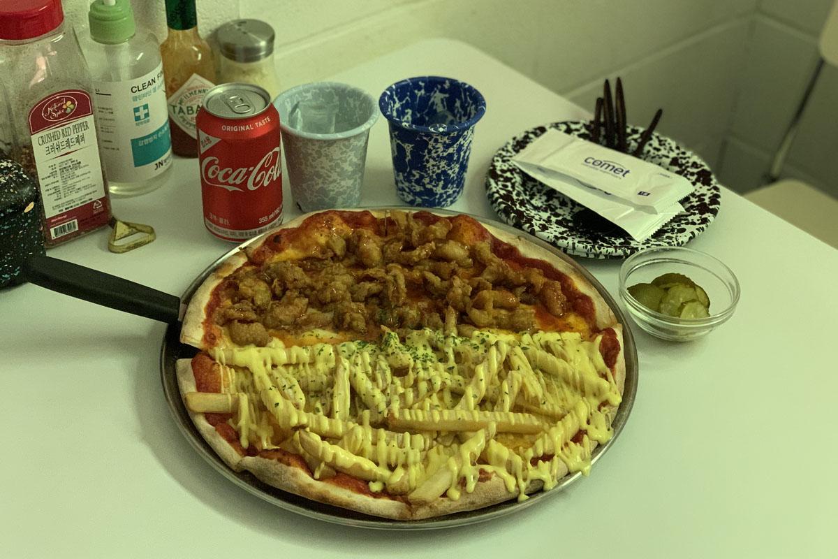  延南洞、延南洞グルメ、延南洞マッチプ、RATTHAT、ピザ、鶏皮揚げピザ、ソウル、ピメク、弘大入口駅