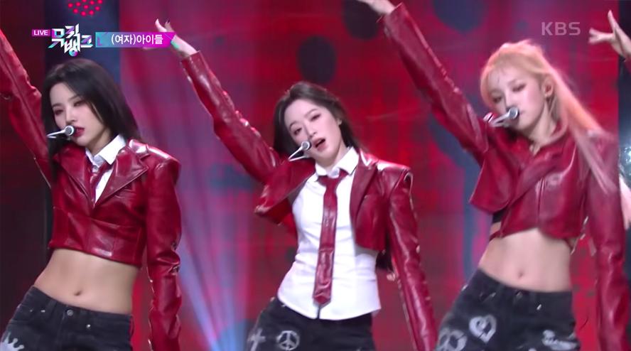 (G)I-DLE在2022年的舞臺表演中，以性感服裝挑戰韓國電視穿著規範，展示肚臍風格再度流行趨勢。