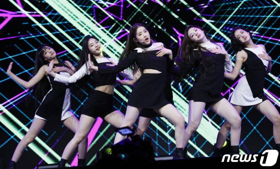 STAYC於2020年新聞圖片中表演，韓國女團的服裝趨向適度性感與過去電視指引不同的現象。