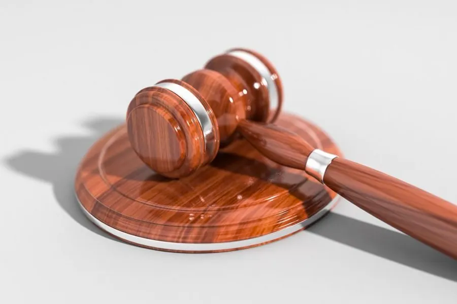 描述2010年代制定的相關法律，旨在保護青少年藝人的性健康和公平待遇，影響韓國娛樂業界服裝規範。