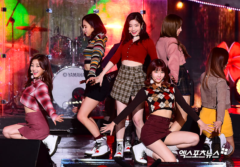 TWICE於EXSPORTS新聞報導中展示的服裝，反映現代Kpop女團過去流行的服裝現象轉變。