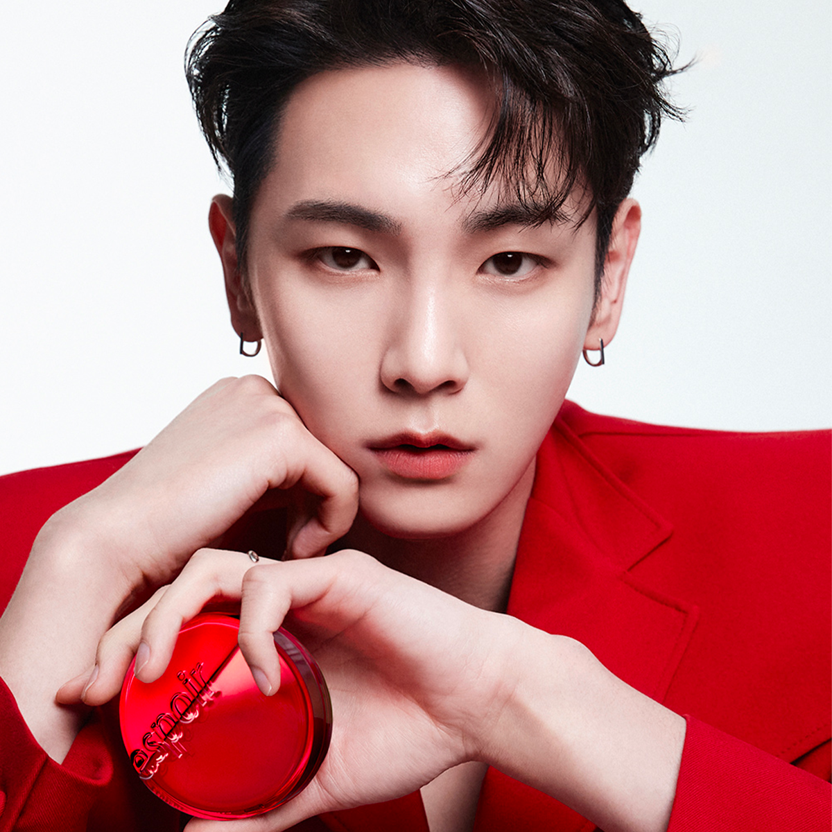 espoir プロテーラービーベルベットカバークッションを紹介するシーン