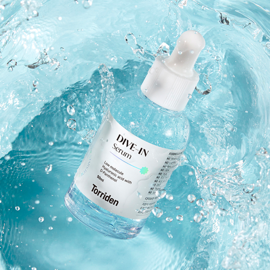 Torriden DIVE-IN ヒアルロン酸セラムが水しぶきを浴びる様子