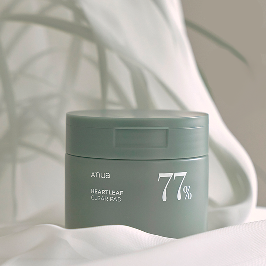 anua ドクダミ77クリアパッドと人の手のイメージ