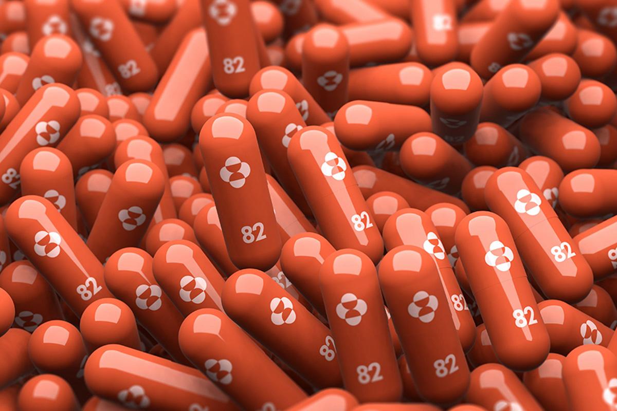 ยาเม็ดต้านไวรัส COVID-19 ยี่ห้อ MSD Lagevrio ของบริษัท Merck ประเทศสหรัฐอเมริกา ในบรรจุภัณฑ์สีส้มที่มีหมายเลข 82 บนแคปซูลแต่ละเม็ด