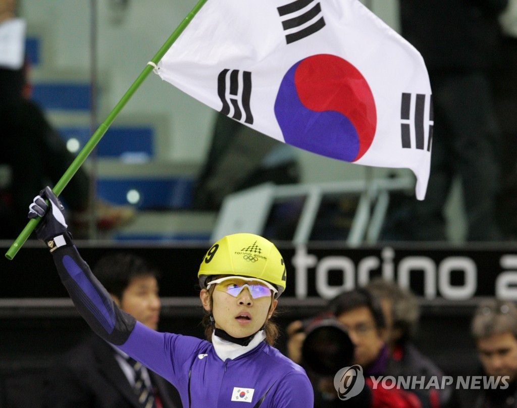 韩国短道速滑运动员举起太极旗庆祝胜利