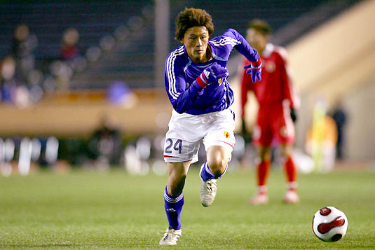 足球运动员在比赛场上快速奔跑