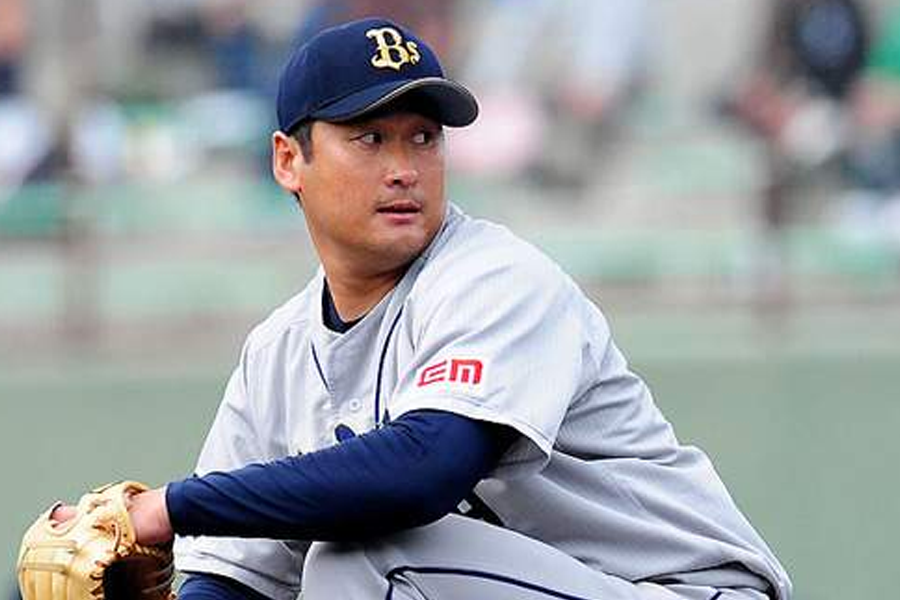 穿着棒球队服的运动员正在与队友交流