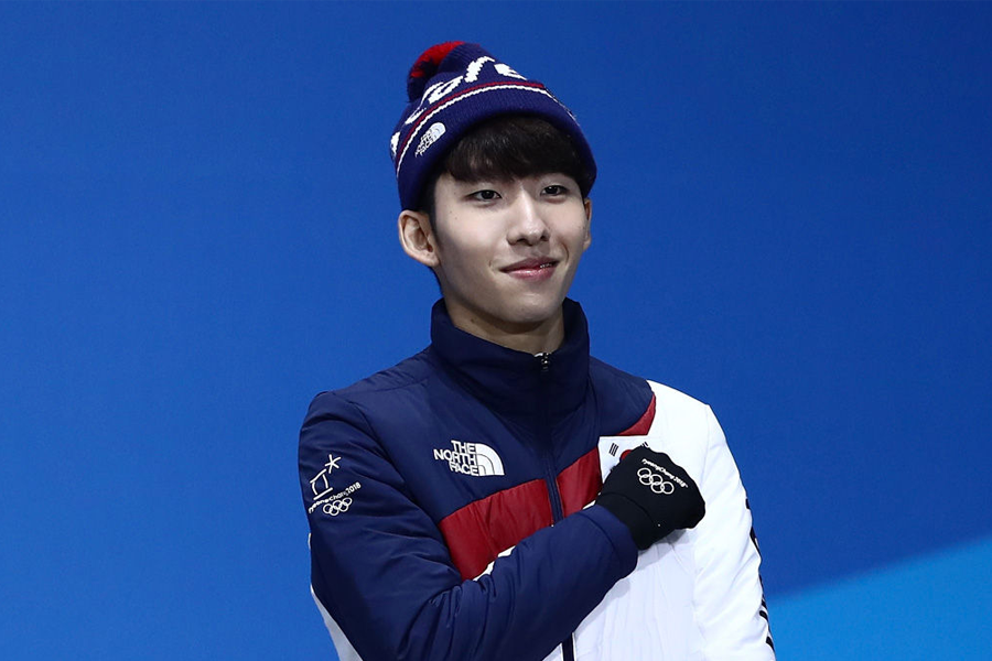 身穿韩国队服的运动员正在接受韩国民众的祝贺