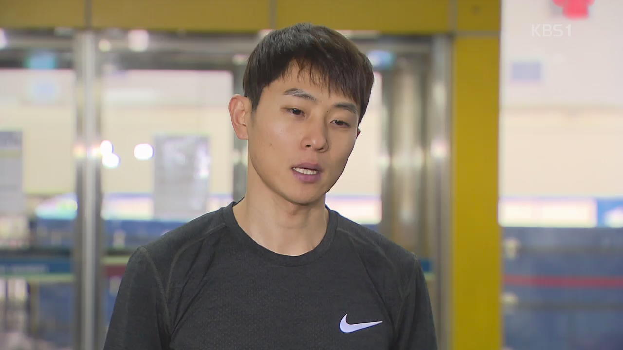 穿着黑色运动衫的运动员在KBS采访中