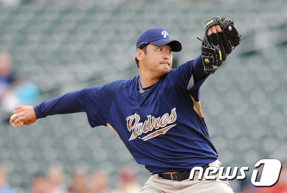 棒球运动员在比赛中投球