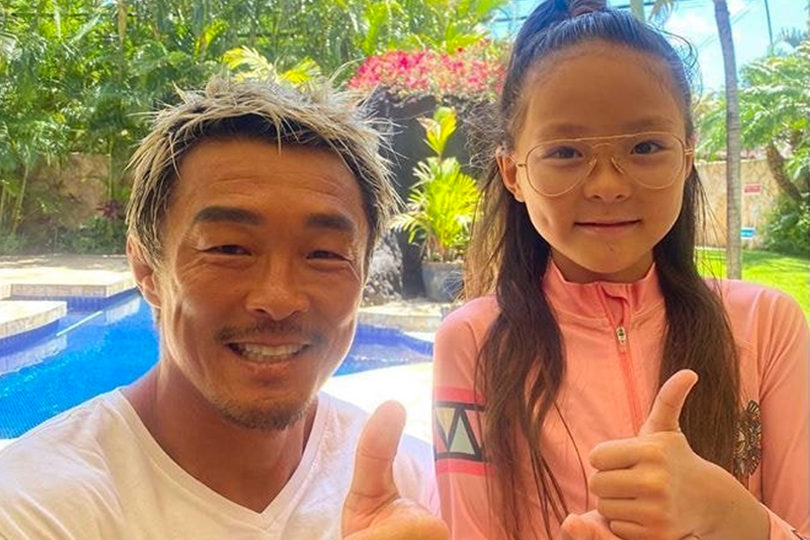 秋成勋与女儿秋小爱在户外合影