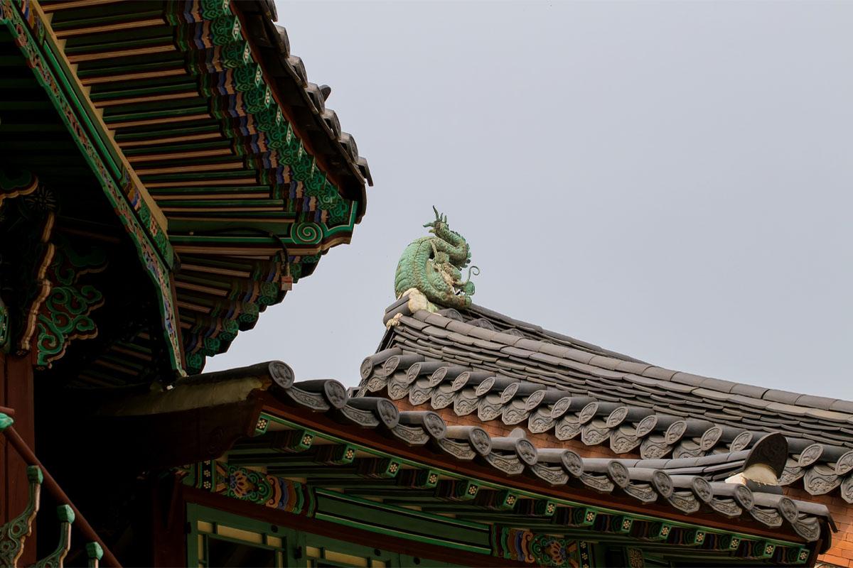 景福宮建築屋頂上嘅瓦片係咩動物？