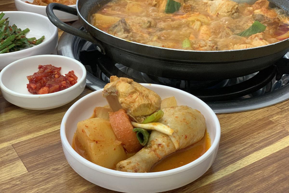 韓国ソウル延南洞にある伝統的な韓国料理屋チェサジャンネタッで提供されるタッポックンタン。大きな鶏肉とジャガイモが入ったスープが美味しそうに見える。